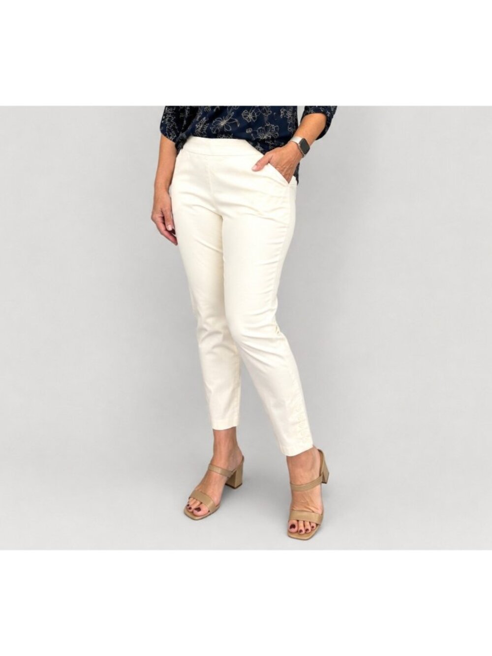 Chicos 2P US 12P Ivory Ankle Pants Stretch Button Hem Cropped Petite 24.5 Inseam